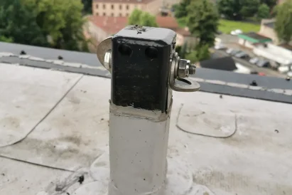 Punkt asekuracyjny na dachu obiektu