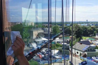 Polerowanie szklanej powierzchni z użyciem substancji na bazie dwutlenku ceru