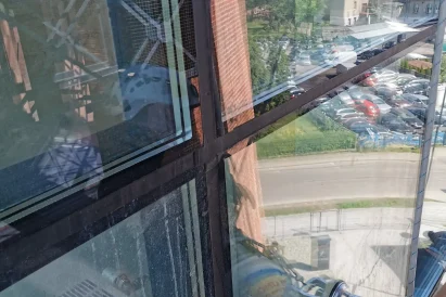 Pobudowlane zabrudzenia szyb wymagające specjalistycznego czyszczenia i polerowania