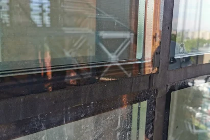 Pobudowlane zabrudzenia szyb wymagające specjalistycznego czyszczenia i polerowania