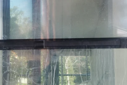 Pobudowlane zabrudzenia szyb wymagające specjalistycznego czyszczenia i polerowania