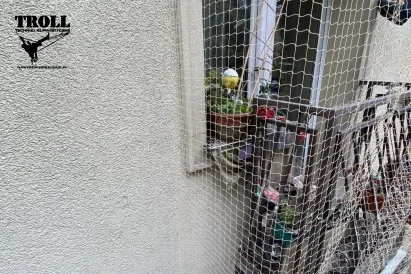 Zakładanie siatek ochronnych przeciw ptakom
