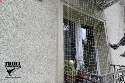Zakładanie siatek ochronnych przeciw ptakom