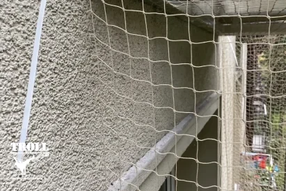 Zakładanie siatek ochronnych przeciw ptakom