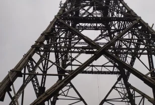 Montaż systemów asekuracyjnych na obiektach zabytkowych | TROLL Prace Alpinistyczne Katowice