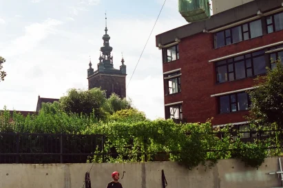 Demontaż oraz montaż reklamy na budynku - TROLL prace na wysokości