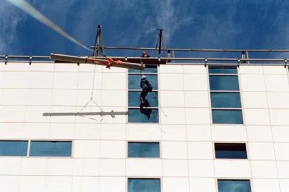 Demontaż oraz montaż reklamy na budynku - TROLL prace na wysokości