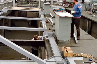 Demontaż oraz montaż reklamy na budynku - TROLL prace na wysokości