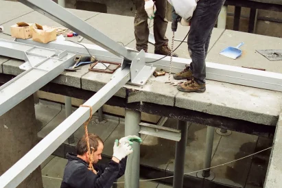 Demontaż oraz montaż reklamy na budynku - TROLL prace na wysokości