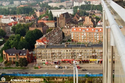 Montaż reklam typu: baner | TROLL specjalistyczne prace wysokościowe