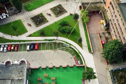 Montaż reklam typu: baner | TROLL specjalistyczne prace wysokościowe