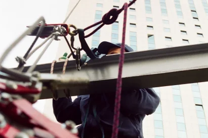 Montaż reklam typu: baner | TROLL specjalistyczne prace wysokościowe