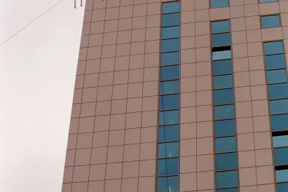 Montaż reklam typu: baner | TROLL specjalistyczne prace wysokościowe