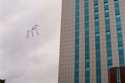 Montaż reklam typu: baner | TROLL specjalistyczne prace wysokościowe