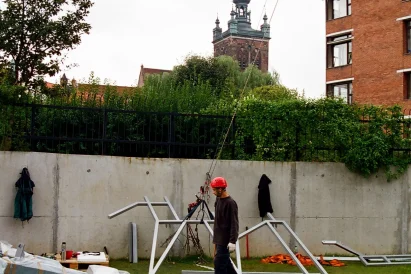 Montaż reklam typu: baner | TROLL specjalistyczne prace wysokościowe