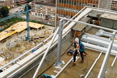 Montaż reklam typu: baner | TROLL specjalistyczne prace wysokościowe