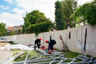 Montaż reklamy na każdej wysokości - TROLL Techniki Alpinistyczne