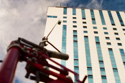 Demontaż oraz montaż reklamy na budynku - TROLL prace na wysokości