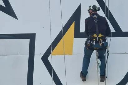 Malowanie logo firmy - TROLL Techniki Alpinistyczne