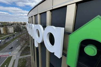 Kasetony reklamowe – Kaseton reklamowy, podświetlany LED, z dibondu, zewnętrzny – montaż - TROLL Prace Alpinistyczne