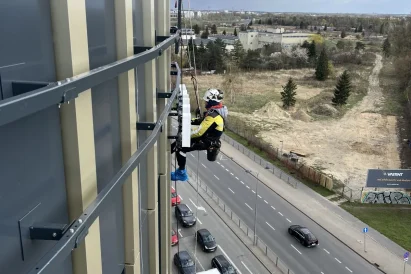 Kasetony reklamowe – Kaseton reklamowy, podświetlany LED, z dibondu, zewnętrzny – montaż - TROLL Prace Alpinistyczne