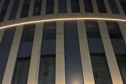 Kasetony reklamowe – Kaseton reklamowy, podświetlany LED, z dibondu, zewnętrzny – montaż - TROLL Prace Alpinistyczne