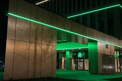 Kasetony reklamowe – Kaseton reklamowy, podświetlany LED, z dibondu, zewnętrzny – montaż - TROLL Prace Alpinistyczne