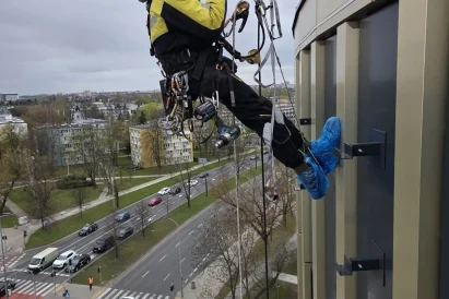 Kasetony reklamowe – Kaseton reklamowy, podświetlany LED, z dibondu, zewnętrzny – montaż - TROLL Prace Alpinistyczne