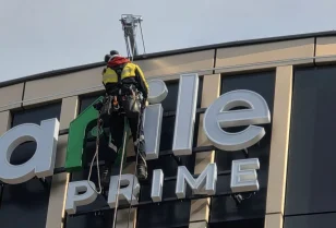 Kasetony reklamowe – Kaseton reklamowy, podświetlany LED, z dibondu, zewnętrzny – montaż - TROLL Prace Alpinistyczne