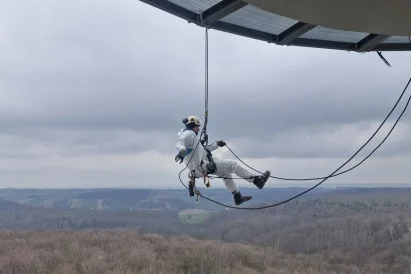 Malowanie trzonu wieży w użyciem technik alpinistycznych