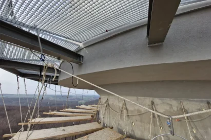 Malowanie trzonu wieży w użyciem technik alpinistycznych