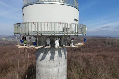 Malowanie trzonu wieży w użyciem technik alpinistycznych