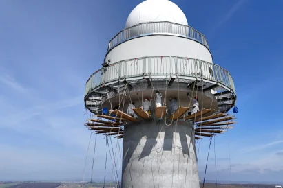 Malowanie trzonu wieży w użyciem technik alpinistycznych