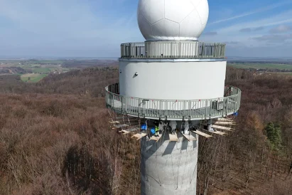 Malowanie trzonu wieży w użyciem technik alpinistycznych