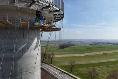 Malowanie trzonu wieży w użyciem technik alpinistycznych