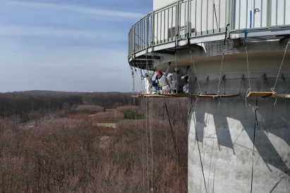 Malowanie trzonu wieży w użyciem technik alpinistycznych