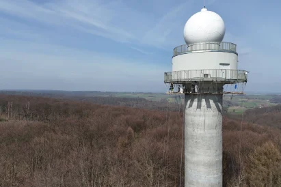 Malowanie trzonu wieży w użyciem technik alpinistycznych