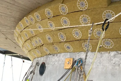 Malowanie trzonu wieży w użyciem technik alpinistycznych