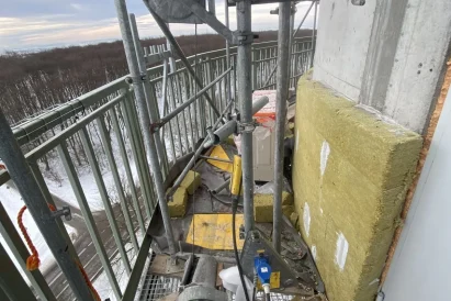Malowanie trzonu wieży w użyciem technik alpinistycznych