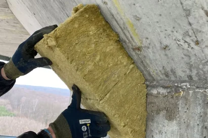 Malowanie trzonu wieży w użyciem technik alpinistycznych