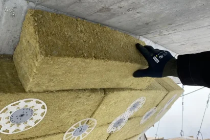 Malowanie trzonu wieży w użyciem technik alpinistycznych