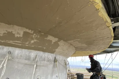 Malowanie trzonu wieży w użyciem technik alpinistycznych