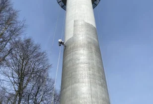Malowanie trzonu wieży w użyciem technik alpinistycznych