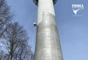 Malowanie trzonu wieży w użyciem technik alpinistycznych