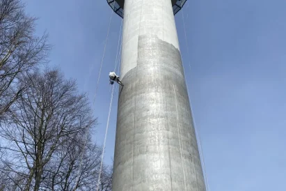 Malowanie trzonu wieży w użyciem technik alpinistycznych