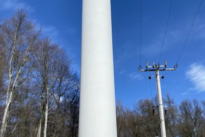 Malowanie trzonu wieży w użyciem technik alpinistycznych