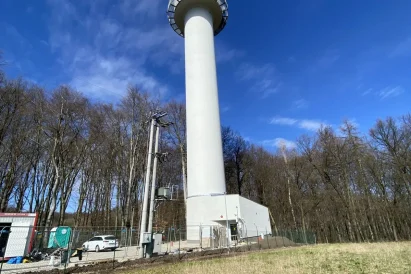 Malowanie trzonu wieży w użyciem technik alpinistycznych