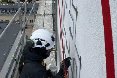 Malowanie logotypów | prace na wysokości | TROLL Techniki Alpinistyczne Katowice